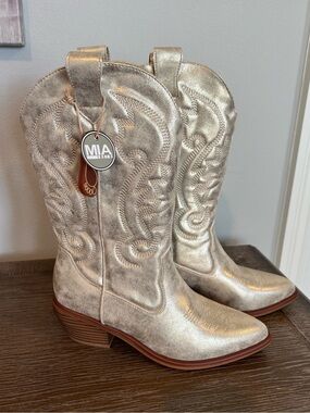 NWT Champagne Gold Western Boots